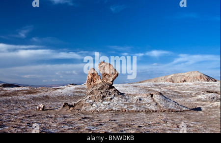 Strana formazione di roccia nella valle dei morti nel deserto di Atacama nel Cile settentrionale Foto Stock