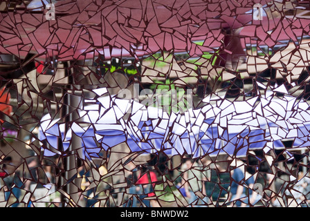 Mosaico con mirroring riflessioni del fiume a piedi sul Paseo del Rio nel centro cittadino di San Antonio, Texas, Stati Uniti d'America Foto Stock