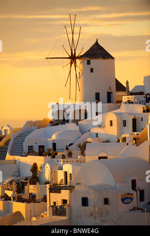 Oia ( Ia ) Santorini - Mulini a vento e la città al tramonto, greco isole Cicladi - foto, foto e immagini Foto Stock