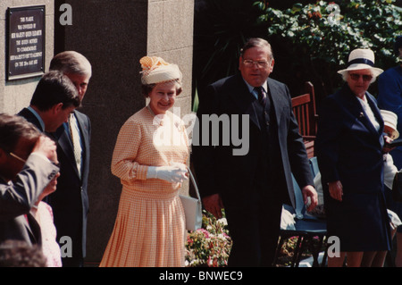 Sua defunta Maestà la Regina Elisabetta II e il Presidente di Alderney fuori dalla Island Hall in visita reale ad Alderney, 1989 Foto Stock