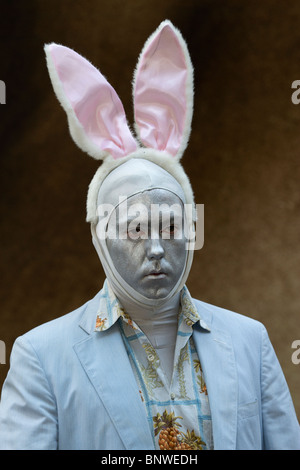 Uomo con orecchie di coniglio al 2010 Easter Parade sulla Quinta Avenue in New York City Foto Stock