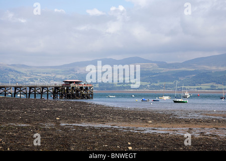 Barche sul Menai Strait, Beaumaris Pier, Anglesey, Galles del Nord, Regno Unito Foto Stock