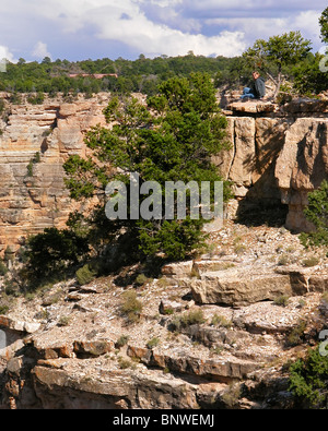 Una donna godendo la vista dall'Yavapai Point vicino al south rim Visitor Center, il Parco Nazionale del Grand Canyon, Arizona, Stati Uniti. Foto Stock