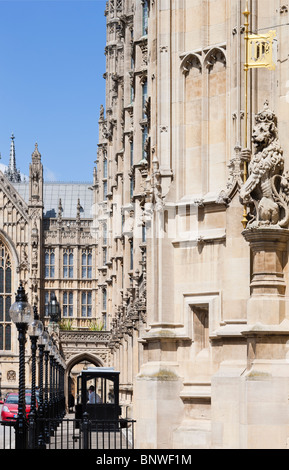 Statua di Lion con oro lancia e corona al di fuori di casa del parlamento Foto Stock