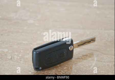Le chiavi dell'auto, auto chiave (Peugeot) senza logo - con portachiavi - su marvel Foto Stock