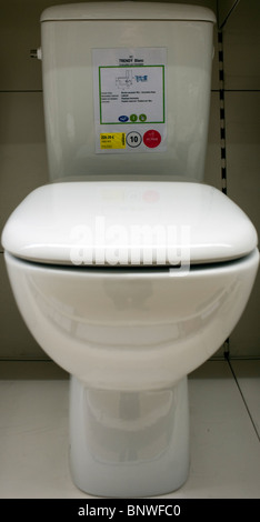 Bagno Plumbing Supplies Shopping, dettaglio wc in ceramica sul display Foto Stock