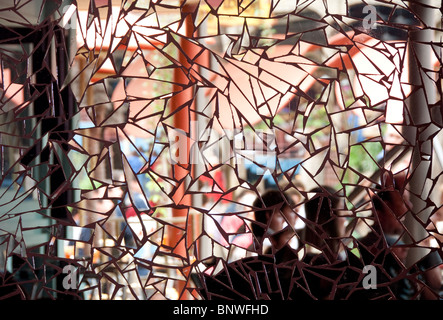 Mosaico con mirroring riflessioni del fiume a piedi sul Paseo del Rio nel centro cittadino di San Antonio, Texas, Stati Uniti d'America Foto Stock