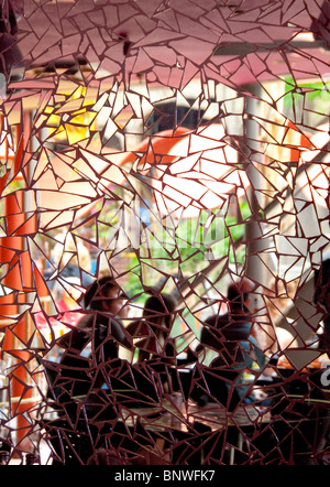 Mosaico con mirroring riflessioni del fiume a piedi sul Paseo del Rio nel centro cittadino di San Antonio, Texas, Stati Uniti d'America Foto Stock