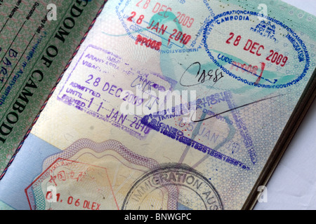 Una raccolta di francobolli in pagine di un passaporto britannico Foto Stock