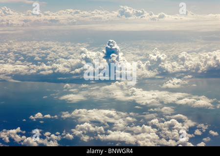Vista su cloudscape dalla finestra di aeroplano Foto Stock