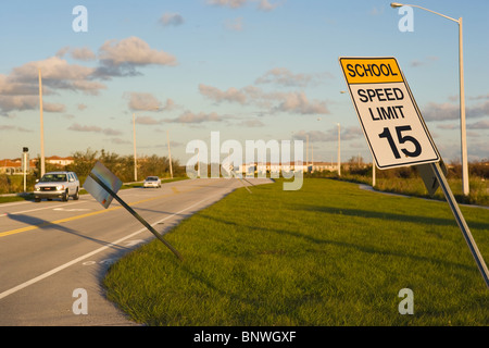 Piegate le indicazioni stradali da venti di tempesta, Miramar, Florida, Stati Uniti d'America Foto Stock