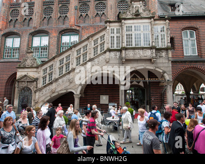 Vista del centro storico di Rathaustreppe nella città di Lubecca in Germania Foto Stock