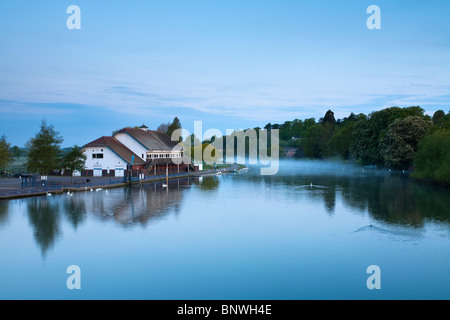 Alba sul Fiume Tamigi da Caversham Bridge, Reading, Berkshire, Regno Unito Foto Stock