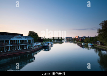 Alba sul Fiume Tamigi da Caversham Bridge, Reading, Berkshire, Regno Unito Foto Stock