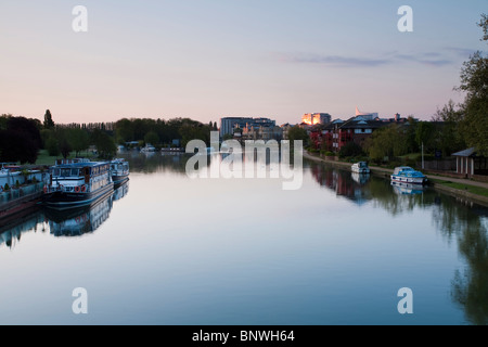Alba sul Fiume Tamigi da Caversham Bridge, Reading, Berkshire, Regno Unito Foto Stock
