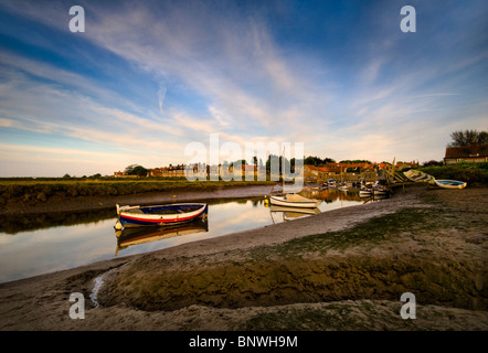 Guardando attraverso le paludi verso Blakeney, Norfolk, Inghilterra Foto Stock