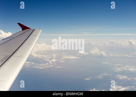 Vista dallo spazio aereo dalla finestra con il cielo blu e nuvole Foto Stock