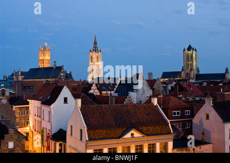 Belgio, Gand, St Bavos Cattedrale e la torre campanaria di Gand e tetti di tegole rosse al tramonto, Sint Baafskathedraal Foto Stock