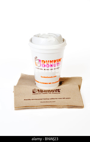 Una tazza di Dunkin' Donuts caffè in un bianco styrofoam cup con un coperchio su un tovagliolo su sfondo bianco, tagliato fuori. Foto Stock