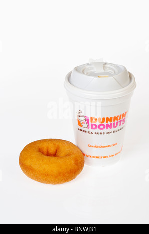 Una tazza di Dunkin Donuts caffè con un semplice ciambella su sfondo bianco, ritaglio. Foto Stock