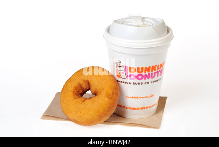 Una calda tazza di Dunkin Donuts caffè con un plain old fashioned ciambella torta su un dunkin donuts igienico su uno sfondo bianco. Foto Stock