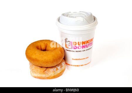 Una calda tazza di polistirolo di Dunkin Donuts caffè con la pianura e la jelly -riempito le ciambelle impilati su uno sfondo bianco. Tagliare Foto Stock
