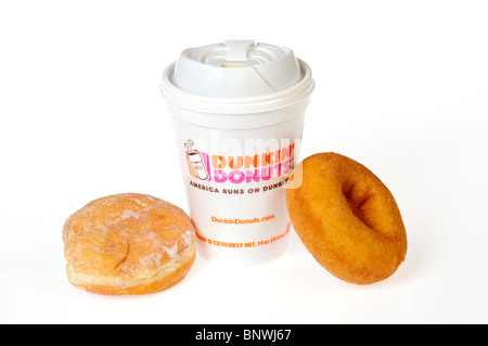 Una calda tazza di Dunkin Donuts caffè con una pianura e ciambelle con marmellata su un dunkin dounuts igienico su uno sfondo bianco. Foto Stock