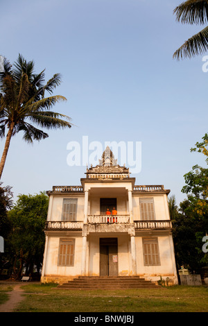 Due monaci in piedi sul balcone di una vecchia francese-villa coloniale - provincia di Kandal, Cambogia Foto Stock