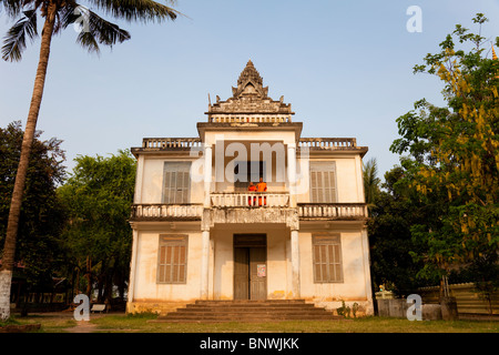 Due monaci in piedi sul balcone di una vecchia francese-villa coloniale - provincia di Kandal, Cambogia Foto Stock