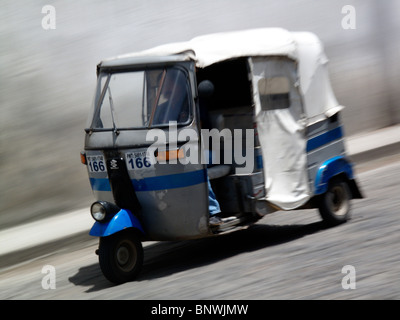 Un moto taxi in movimento su una strada in Antigua vicino a Città del Guatemala in Guatemala Foto Stock