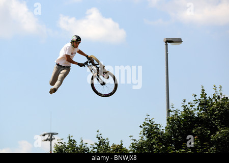 Un concorrente non identificato partecipa in una BMX/Mountain Bike contest. Foto Stock