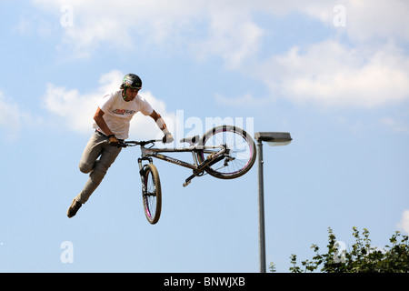 Un concorrente non identificato partecipa in una BMX/Mountain Bike contest. Foto Stock
