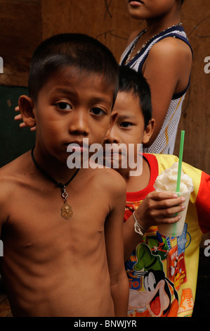 I bambini piccoli , Klong Toey slum , bangkok, Thailandia Foto Stock