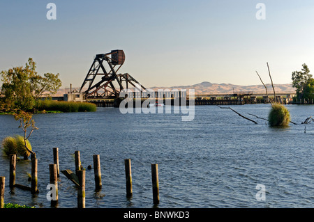 Traliccio ponte levatoio attraverso metà fiume nella valle centrale regione del Delta, California. Pomeriggio di estate. Foto Stock