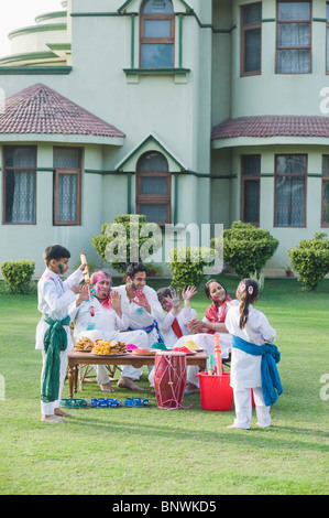 Famiglia celebra Holi Foto Stock