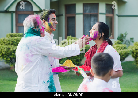 Famiglia celebra Holi Foto Stock