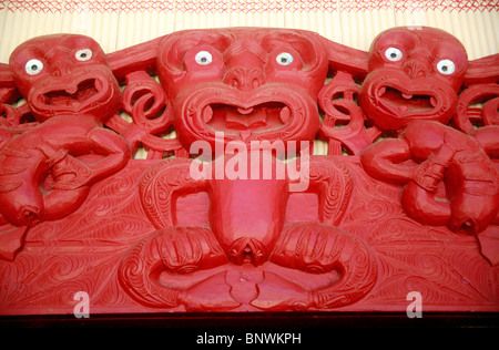 Figure scolpite in Maori Meeting House, Te Whare Runanga, la Waitangi Treaty Grounds, vicino a Russell, Baia delle Isole, Nuova Zelanda. Foto Stock