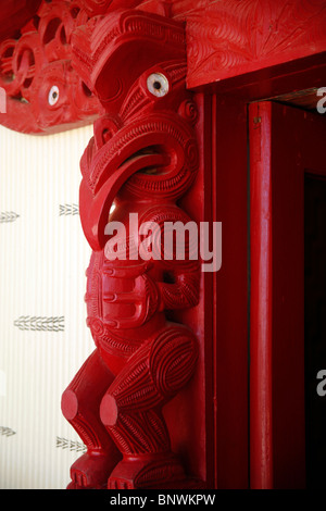 Figura scolpita in Maori Meeting House, Te Whare Runanga, la Waitangi Treaty Grounds, vicino a Russell, Baia delle Isole, Nuova Zelanda. Foto Stock