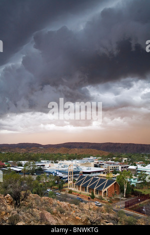 Nuvole temporalesche al di sopra di Alice Springs come una tempesta di polvere si avvicina alla città outback. Alice Springs, Territorio del Nord, l'Australia. Foto Stock