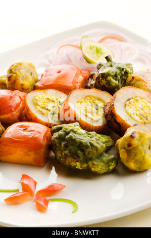 Tandoori piatto Veg - fungo, paneer, cavolfiore e pezzi di patata marinato con spezie indiane Foto Stock