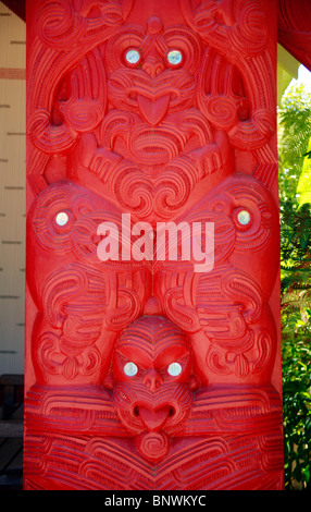 Figure scolpite in Maori Meeting House, Te Whare Runanga, la Waitangi Treaty Grounds, vicino a Russell, Baia delle Isole, Nuova Zelanda. Foto Stock