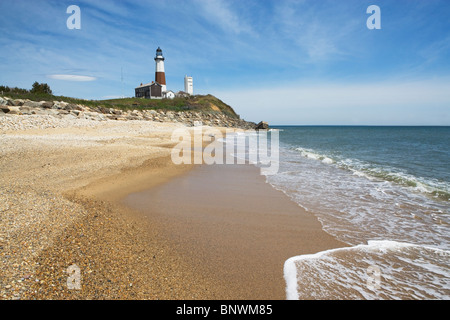 Spiaggia con faro in background Foto Stock