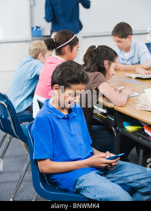 Studente texting in aula Foto Stock