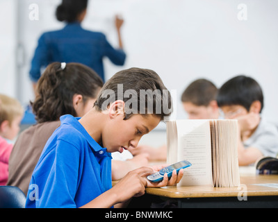 Studente texting in aula Foto Stock