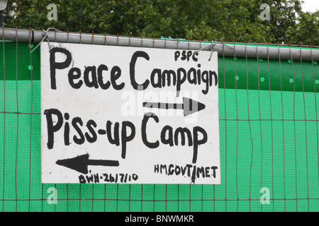 Un segno all'Accampamento della pace in piazza del Parlamento, Westminster, London, England, Regno Unito Foto Stock