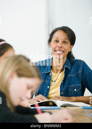 Insegnante di scuola elementare in aula Foto Stock