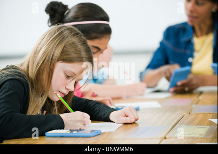 Gli studenti di matematica facendo lavorare in aula Foto Stock