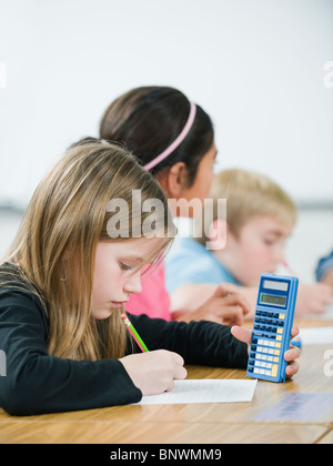 Gli studenti di matematica facendo lavorare in aula Foto Stock