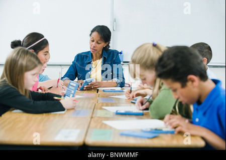 Gli studenti di matematica facendo lavorare in aula Foto Stock