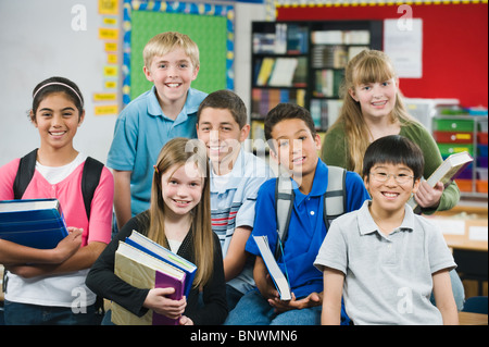 Gruppo di gli studenti della scuola elementare in aula Foto Stock